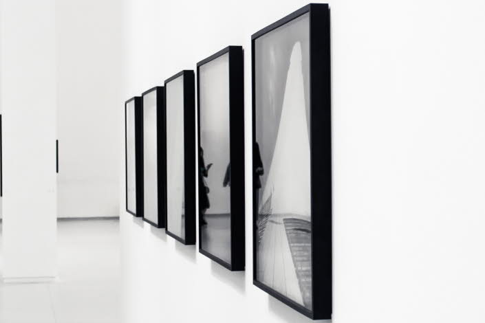 Svartvita fotografier på ett galleri.