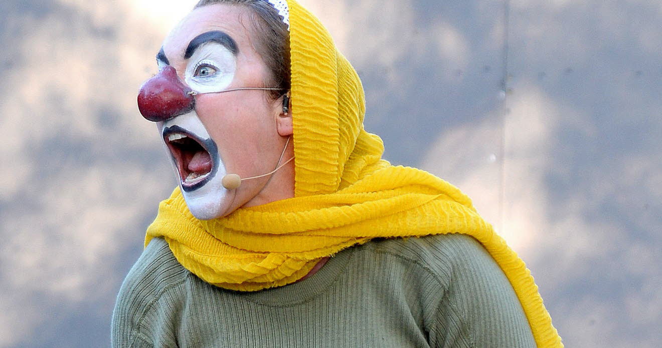 Bortas Josefine Anderson i clownsminkning och en gul stickad sjal. 