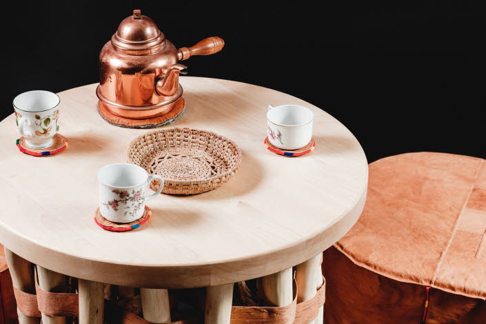 Duodje, samiskt hantverk, ett bord och pallar i trä. på bordet står det en kaffeservis.