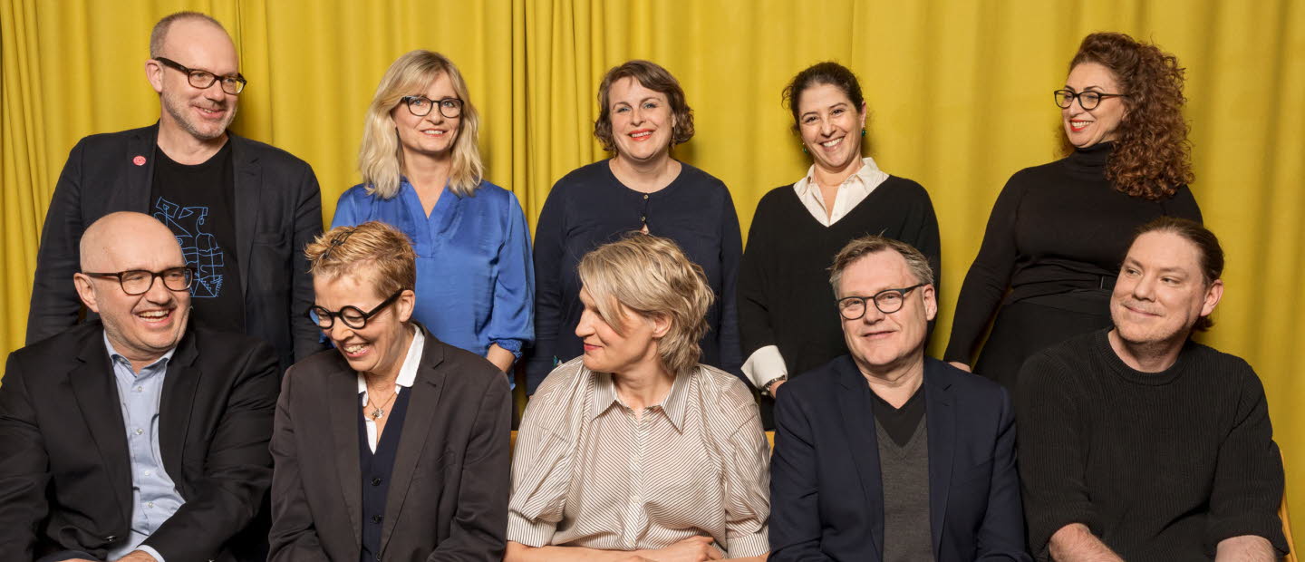 Gruppbild av ledamöterna i läsrådet. Ledamöterna skrattar och några tittar bort.