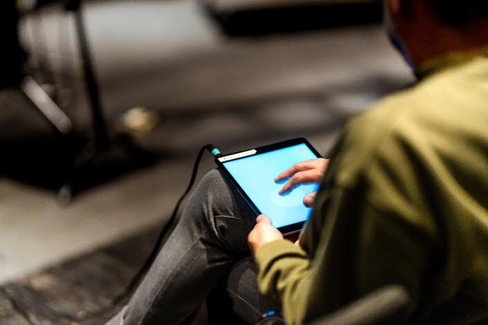 En lärare arbetar med en iPad.