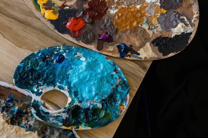 Blandade färger på paletter.