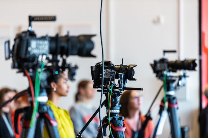 Tre filmkameror på stativ.