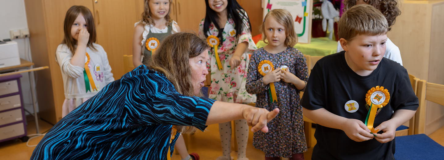 Vi väcker böcker tillsammans! Under prisutdelningen i Fredrika skola bjöds eleverna på en bokväckarstund med Anna Hällgren, Kulturrådet.
