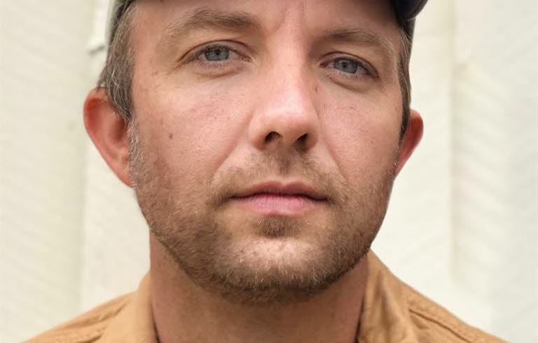 Porträttbild på Jon Klassen.