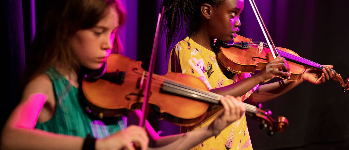 Barn spelar fiol