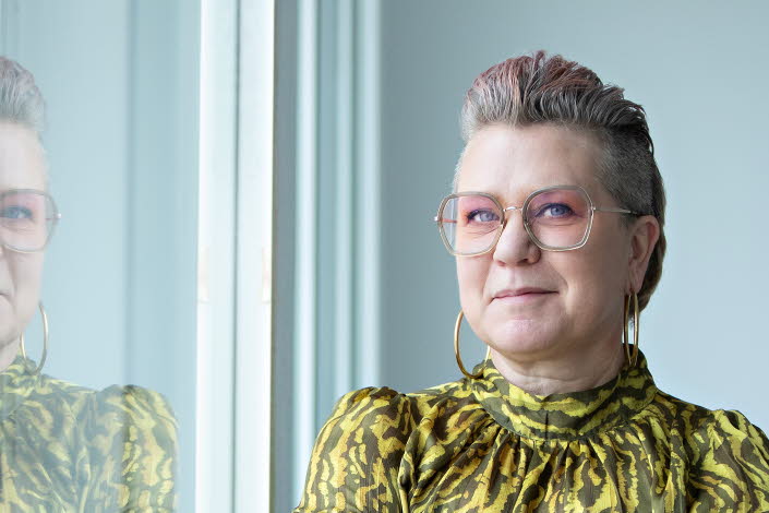 Kvinna vid ett fönster.