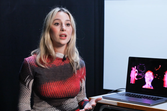 Kvinna talar in i kameran.