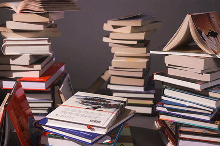 Högar med böcker.