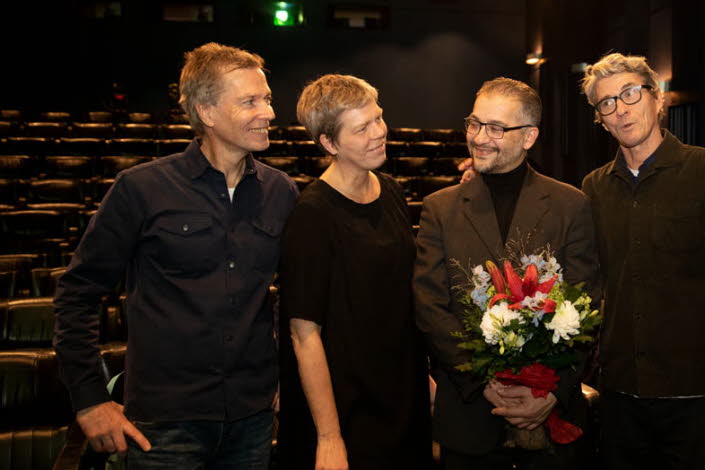 Bagir Kwiek omgiven av sina fyra företrädare som läsambassadör. Foto: Susanne Kronholm.