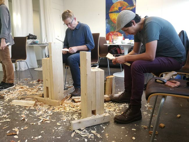 Inomhusmilj&ouml;, rikligt med t&auml;ljsp&aring;n p&aring; golvet. Tv&aring; yngre m&auml;n t&auml;ljer slevar.