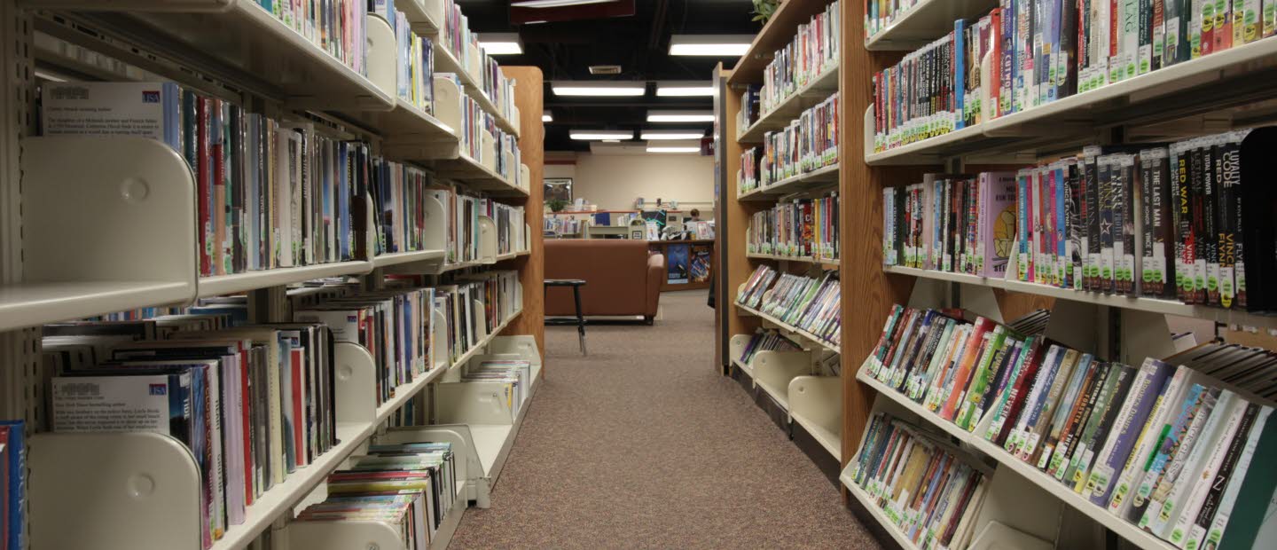 Bild från ett bibliotek, hyllor med böcker. 