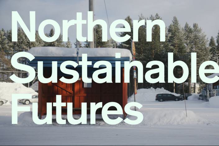 Stillbild från film, i stor textgrad står det Northern Sustainable Futures, i bakgrunden syns ett rött hus och en busshållplats i rött, längst bort skymtar en granskog. Det är vinter och snö. 