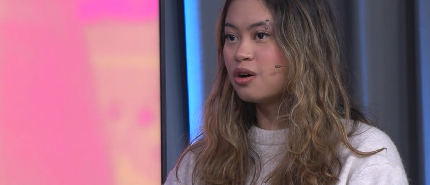 Flicka i filmstudio.