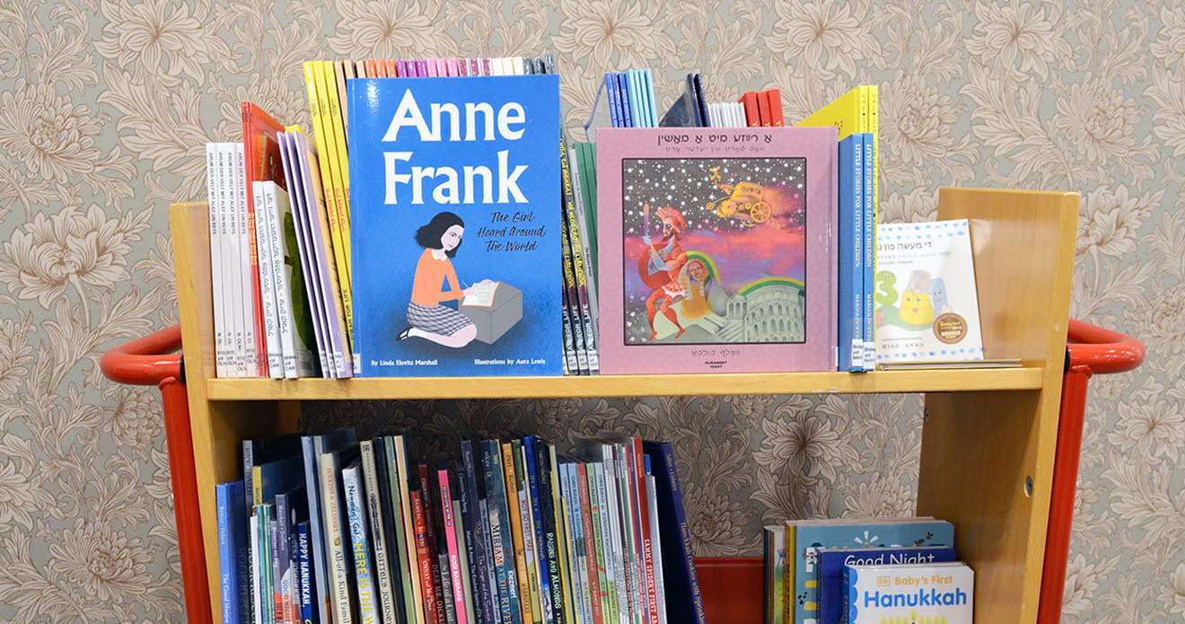 Böcker, bland annat Anne Frank, står samlade på en bokvagn.