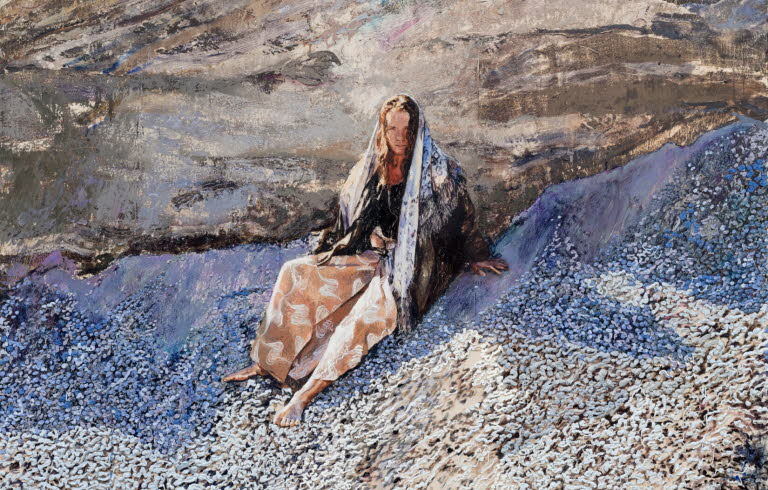 Oljemålning föreställandes ung kvinna sittandes på berg. Hon har lång kjol och en stor, lång sjal löst hängande över håret.