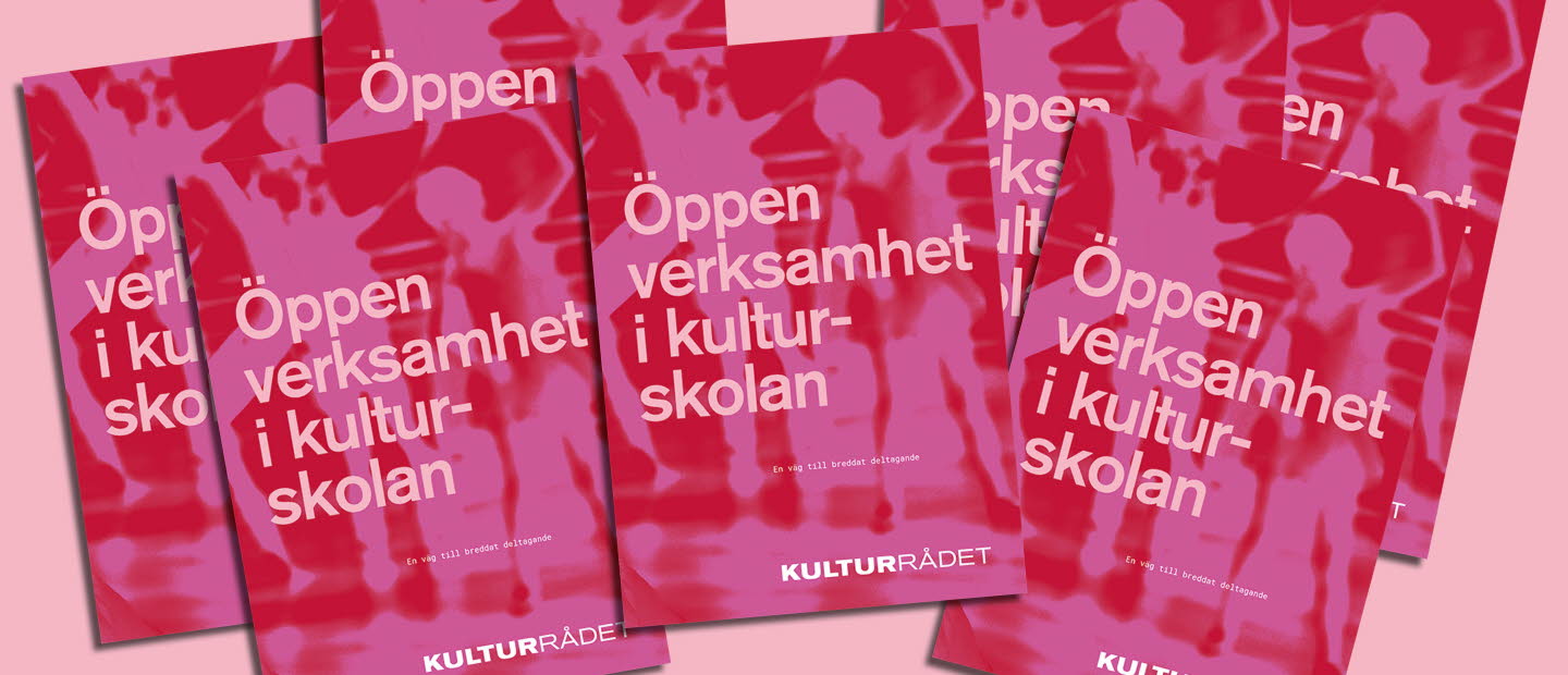 Flera exemplar av rapporten Öppen verksamhet i kulturskolan ligger på ett bort