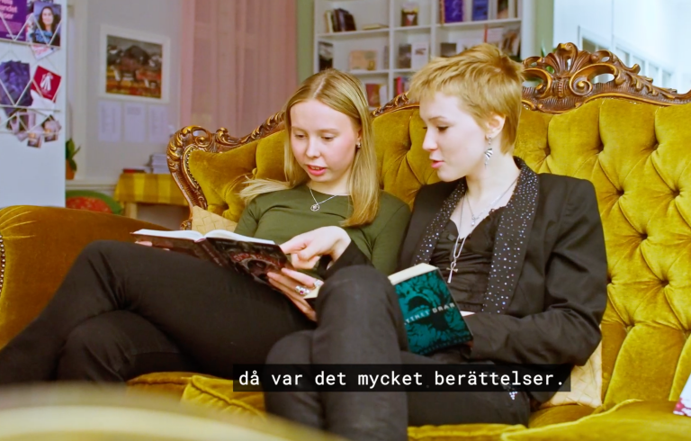 Två tonåringar från Jokkmokks unga läsråd. Läser i soffa.