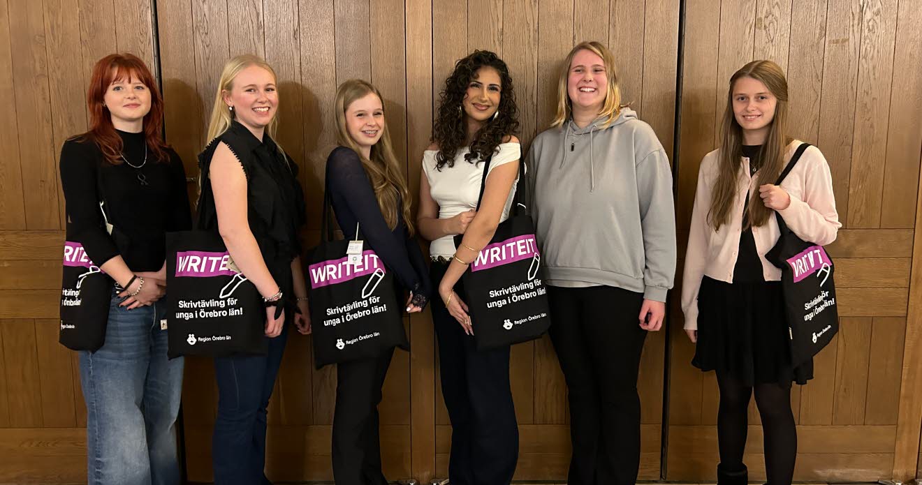 Sex unga kvinnor med påsar med texten Writeit.