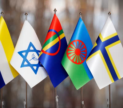 Fem flaggor som representerar Sveriges nationella minoriteter. Fotograf: Martin Thelénius.