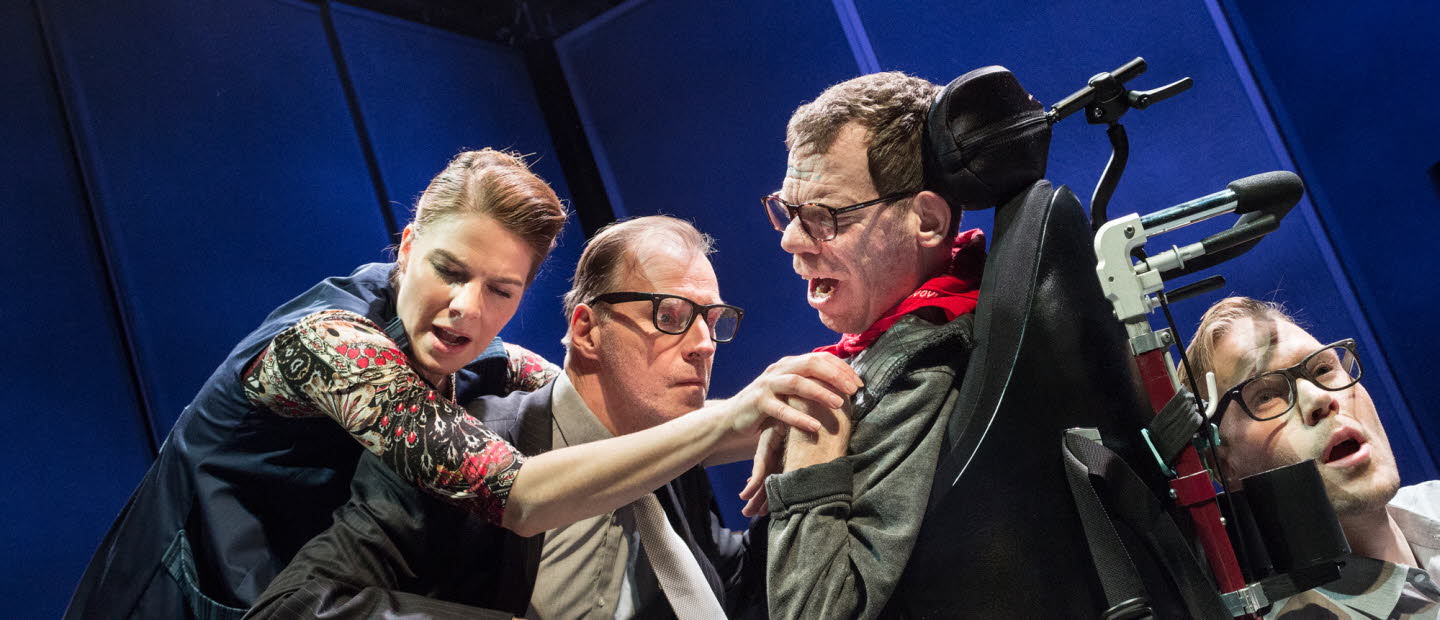 Fyra personer på en scen.