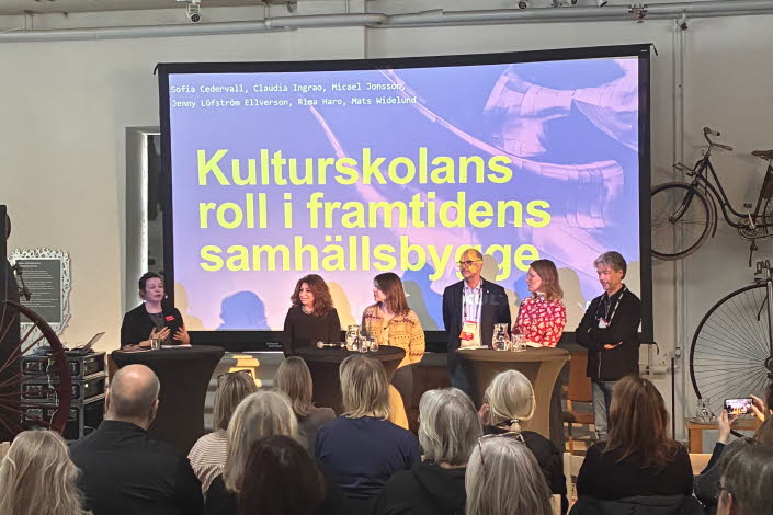 Stående panelsamtal inför publik.