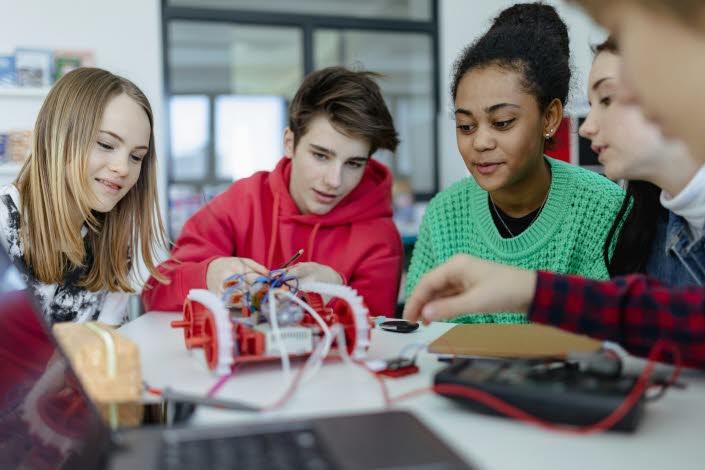 Ungdomar jobbar med elektronik och datorer.