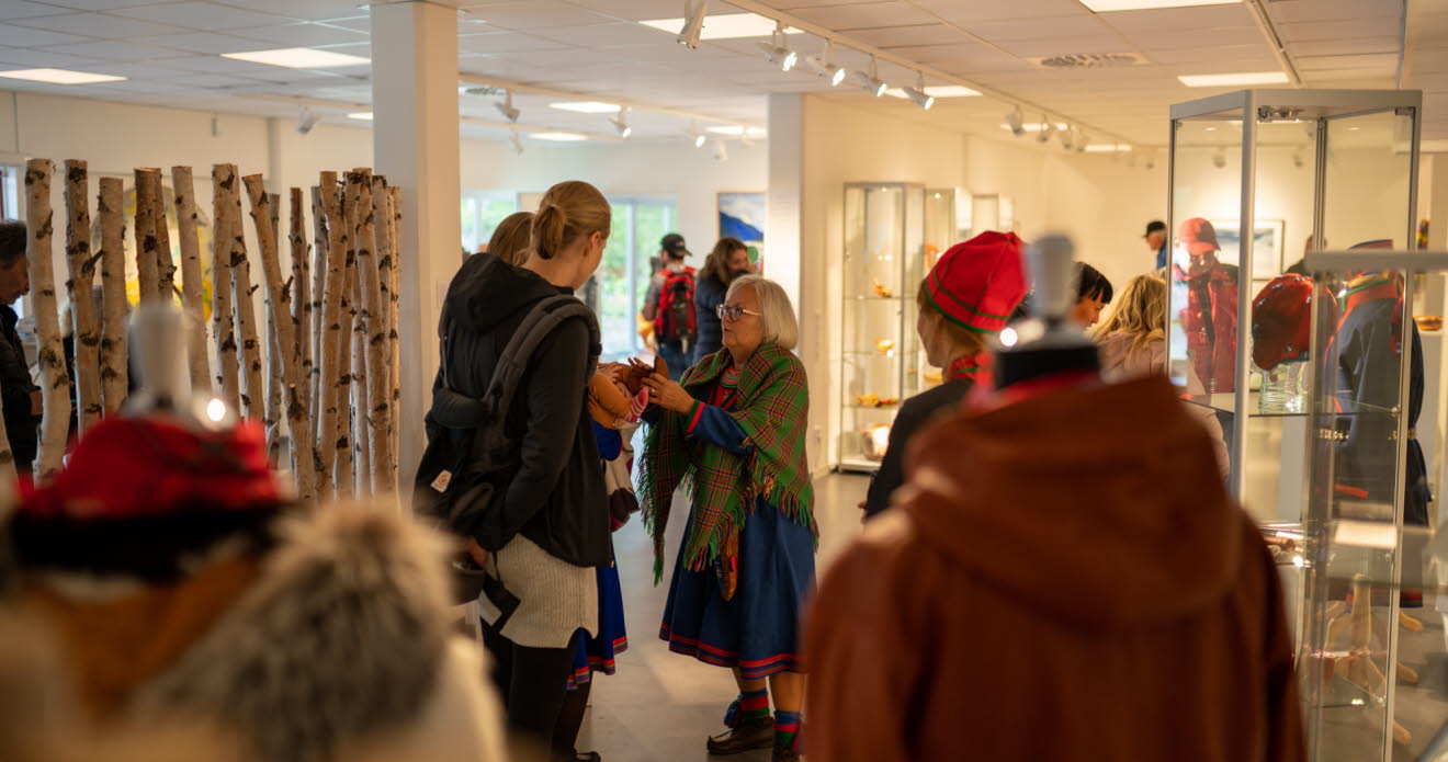 Besökare i Aejlies samiska kulturcentrum i Tärnaby