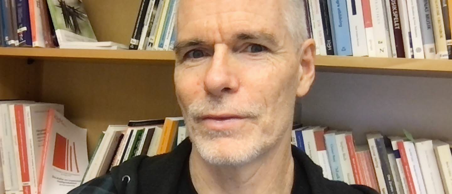 Ketil Thorgersen framför bokhyllor.