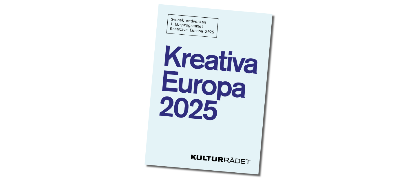Årsrapport Kreativa Europa 2025, blå text på blå bakgrund.