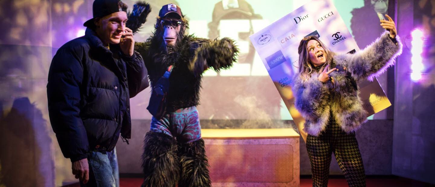 Tre personer på en teaterscen