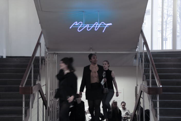 Människor går uppför en trappa.