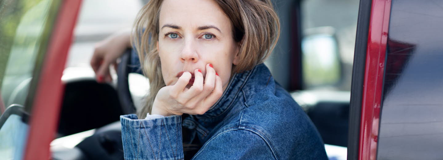Portrait of Annika Norling sitting in a red car.