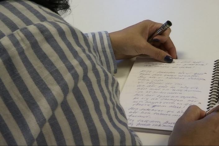 Person skriver i anteckningsblock. Foto: Andreas Varas, SVT