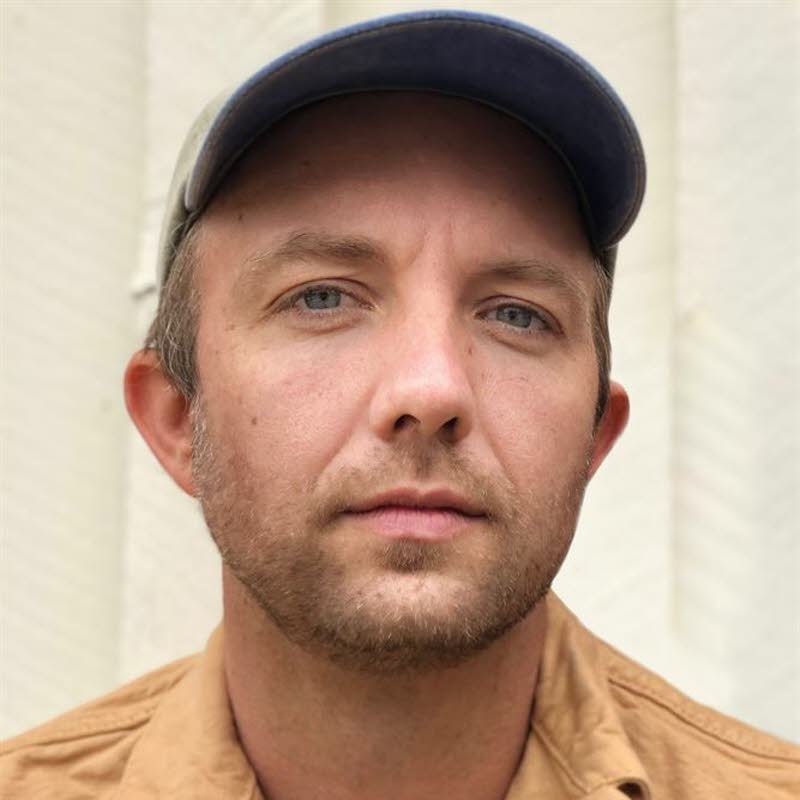 Porträttbild på Jon Klassen.