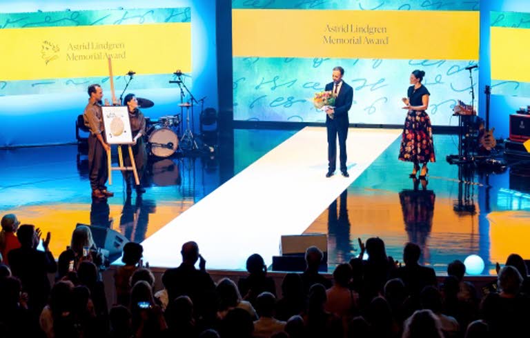 H.K.H. Kronprinsessan Victoria räcker över prisdiplomet för Astrid Lindgren Memorial Award till Jon Klassen.
