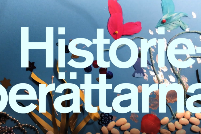Vit text med Historieberättarna i bakgrunden en illustration av havsbotten med hjälp av bönor, tyg, fjädrar och papper