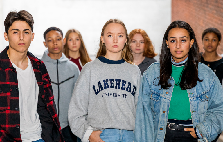 En grupp med nio ungdomar, blandat med pojkar och flickor.