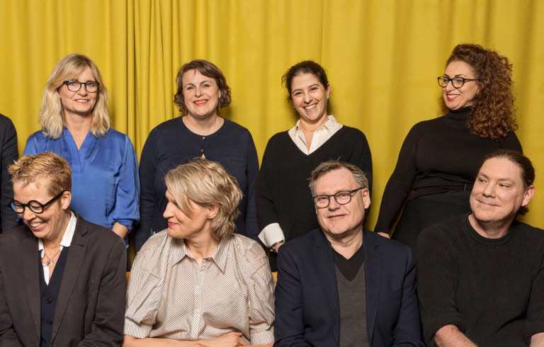 Gruppbild av ledamöterna i läsrådet. Ledamöterna skrattar och några tittar bort.