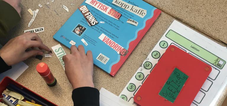 Barn skapar poesi med urklippta ord från tidningar.