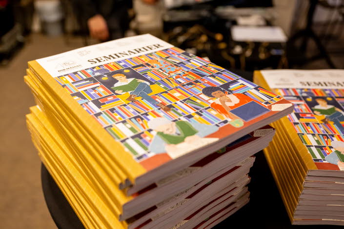 Närbild på en hög med seminarierkataloger. 