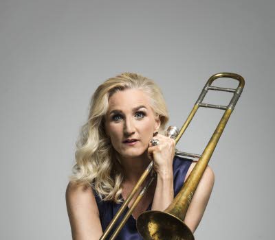 Kvinna med en trombon.