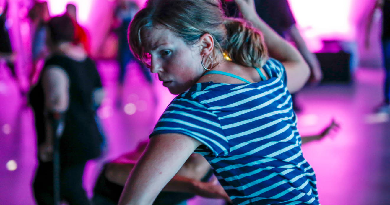 Dansare på Världskulturmuseet i Göteborg under ett arrangemang i anslutning till Moving Beyond Inclusion. Foto: Danskompaniet SPINN och Världskulturmuseet.