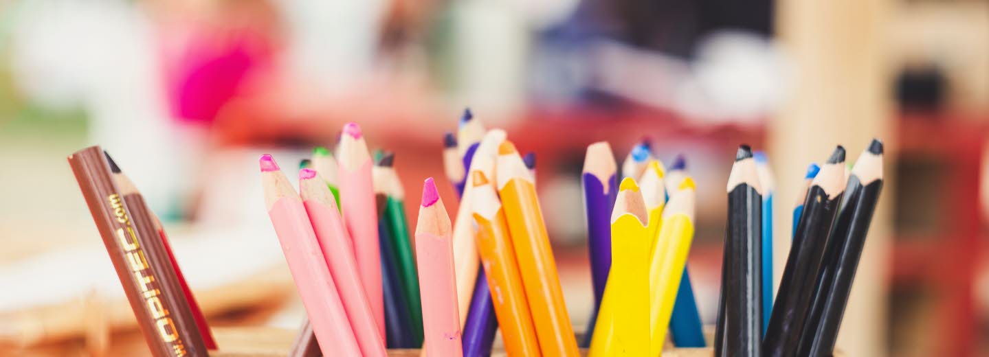 Närbild på ett pennställ innehållandes pennor för barn.