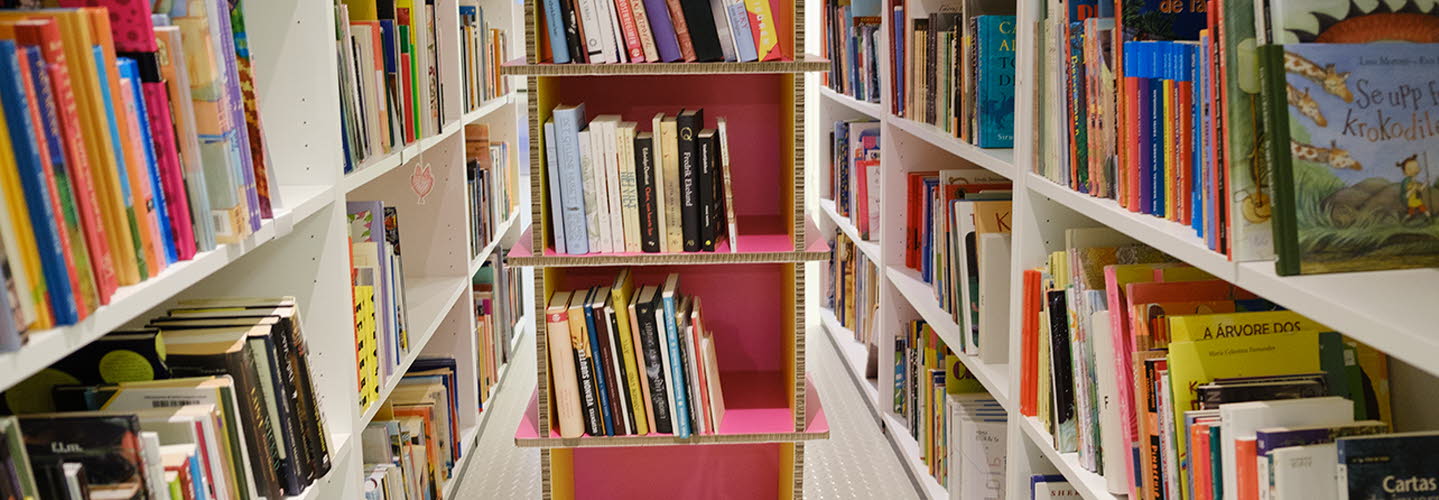 Färgglad hylla med "kulturrådsböcker".