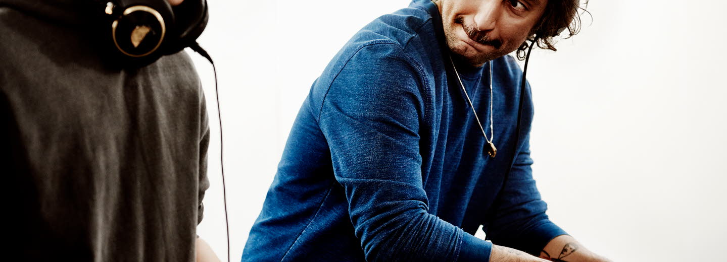 Två stycken discjockeys.