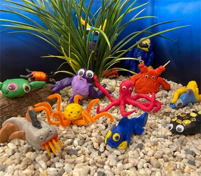 Fantastifulla undervattensdjur skapade i lera av barn.