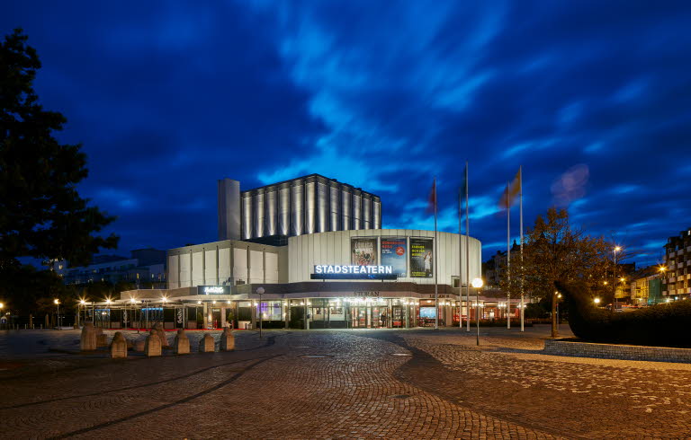 Helsingborgs stadsteaters fasad i kvällsljus.