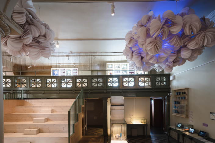 Interiör från Judiska museet med Icke-vetandets moln av Bea Szenfeld Foto Jean-Baptiste Beranger.jpg