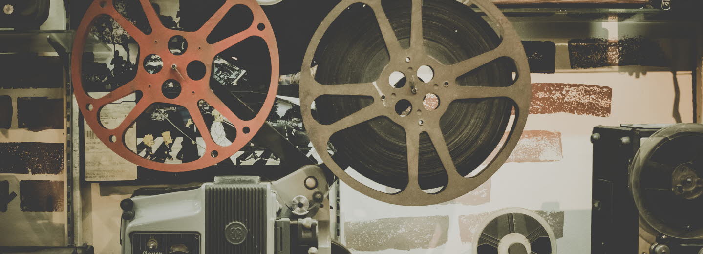 En filmprojektor med stora filmrullar
